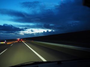 11. Na een lunch die uren in beslag neemt bij Gerard, willen we bij de Mirnser Klif kamperen, maar... ik hoor op de radio op weg naar Friesland, dat het 8-9 Beaufort gaat waaien met windstoten van 100 km/uur en regen. De wolken pakken zich nu al samen. Ik bel Harco en we verleggen koers. Ja, je raadt het. We zijn "watjes-kampeerders" bij de kachel thuis en kaarsjes aan. Benen op tafel , dik boek en genieten van de wind die zondag om het huis gaat razen