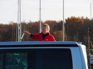 4. Eerst maar eens bij het hier en nu blijven. Die bus mag wel eens gewassen worden. Het is mooi winterweer. En zolang ik met water mag spelen? Dan ben ik in mijn element!