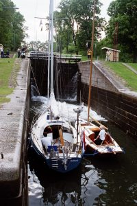 5. Eindelijk onderweg, nadat Harco de pomp had gemaakt, vroegen twee Denen om een lift de sluis in. Niemand wilde hen een sleepje geven. Het echtpaar had.... juist, motorpech! Ze waren al maanden onderweg in dit klassieke scheepje