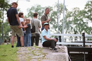 6. De mannen moesten tijdens het schutten de lijnen inhalen via een lier. De dames stonden (verplicht) op de kant om de boten te verhalen naar de volgende sluis (7 stuks achter elkaar). Nu nog zie ik onze "buuf" voor mij. Ver in de 70!!! Zo fit als een hoentje, maanden op pad in een boot zonder sta-ruimte. 