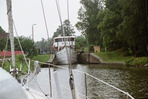 7. Zo smal zijn de sluizen! De speciale Götekanal-boot onze kant op geschut, wij er weer in de andere kant op