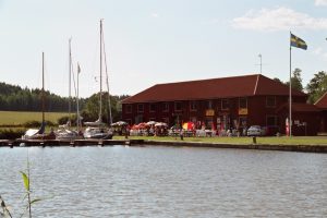 Motorpech met 't Spant, augustus 2004. Haventje bij Mem, direct na de 1e sluis aan de oostkant van het Götekanal. Het wachten was op een motoronderdeel uit Nederland, dat via DHL zou worden geleverd. Met spoed... Het onderdeel via de gewone post was er eerder! 