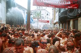 4. Jaarlijks wordt in het Spaanse Buñol de Tomatina gehouden. Een geweldig spektakel waarbij jonge mannen bedolven worden onder tomaten (in het seizoen waar deze worden geoogst). Die tomaten kunnen ook ingeblikt worden en naar hongerlijdende mensen in bijv. Afrika worden gestuurd? Maar ook dit is een diepgewortelde traditie. Zouden deze duizenden jongemannen de traditie willen voortzetten als zij worden natgespoten door koud water i.p.v. tomaten? En hoe boos worden de Spanjaarden als je dit zelfs maar oppert?