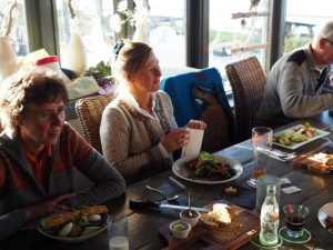 16. Na de lunch gaan Ron en Jocé te werk, JW en Sytske naar een concert en de rest van het gezelschap banjert het strand op