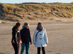 27. De dames volgen Jaaps uitleg op de voet