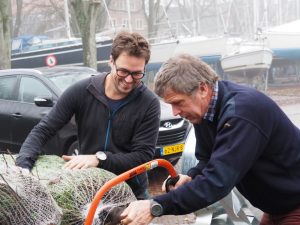 7. Vader en zoon zagen onze kerstboom recht af en slaan er een kruis onder. Dit jaar eindelijk geen zware bak met potgrond op WH20